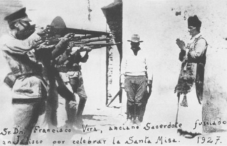 De executie van pastoor Francisco Vera, doodgeschoten in zijn priestergewaden omdat hij het gewaagd had de H. Mis op te dragen. Jalisco, 1927.