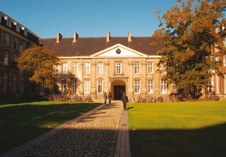 Binnenplein van het Pauscollege te Leuven.