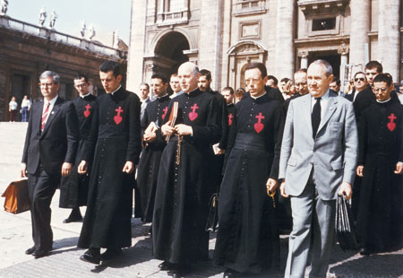 Abbé de Nantes samen met zijn broeders en leden van de CRC in Rome op 13 mei 1983