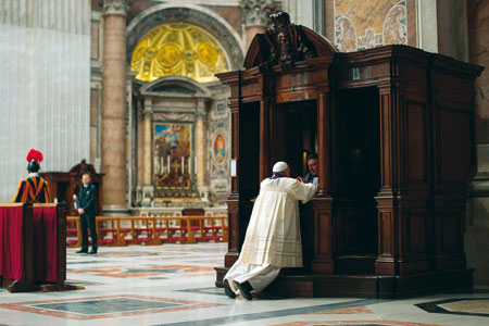 Paus Franciscus geeft de gelovigen het goede voorbeeld door te biechten te gaan.