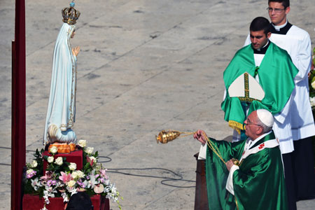 Paus Franciscus bewierookt het beeld van Onze-Lieve-Vrouw van Fatima