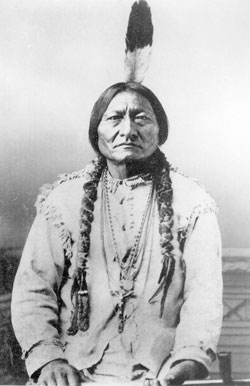 Sitting Bull, het beroemde opperhoofd dat pater De Smet ontving in het indianenkamp bij de Yellowstone. Op deze foto draagt hij een crucifix dat hem geschonken werd door een missionaris, misschien wel de Grote Zwartrok zelf.