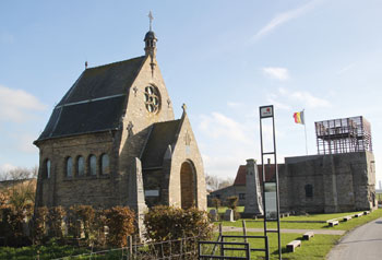Onze-Lieve-Vrouwehoekje anno 2015. Links de kapel die pater Martial liet oprichten in 1925, rechts de ruïne van de kerktoren waarin het leger eind 1916 een betonnen bunker bouwde.