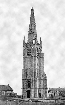 Het gehucht Oud-Stuivekenskerke vóór de oorlog. De prachtige vroeggotische kerktoren, « een wonder van kloeke en slanke elegantie », rees als een baken omhoog in de IJzervlakte. 