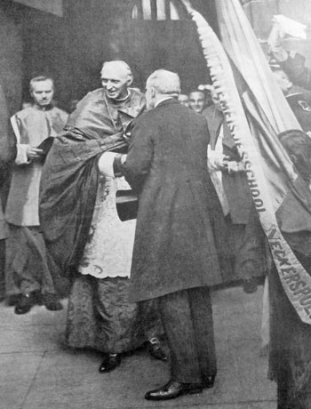 Mercier beleefde na de oorlog triomfen als “ de kardinaal van de geallieerden ”.... en, allicht zonder dat hij er zich rekenschap van gaf, de vriend van alle vrijmetselaars die van de Wereldoorlog gebruik hadden gemaakt om het katholieke rijk van de Habsburgers te vernietigen. Hier ontvangt de kardinaal de Franse president Poincaré in Mechelen op 2 augustus 1919.