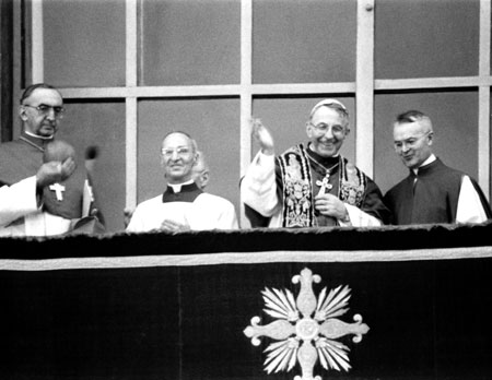 De eerste verschijning van de nieuwe paus op het balkon van de Sint-Pieter, 26 augustus 1978. Uiterst links staat de Franse kardinaal Villot, de staatssecretaris van Paulus VI, die een sinistere rol zou spelen in de eerste uren na het overlijden van Joannes-Paulus I.