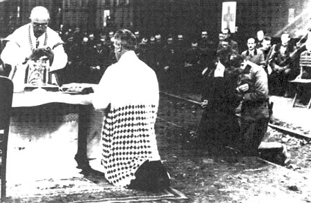 In oktober 1921 ondernam Karel een tweede restauratiepoging met de bedoeling zijn Hongaarse koningsmacht weer in handen te nemen. In het station van Torbágy, een voorstad van Boedapest, draagt een kapelaan de Mis op ; het koningspaar knielt op de rails.