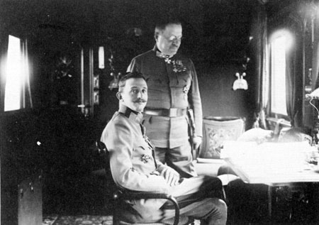 Keizer Karel in de hoftrein in 1917. Naast hem generaal Arz von Straussenberg, door de keizer tot stafchef benoemd nadat hij Conrad von Hötzendorf ontslagen had.