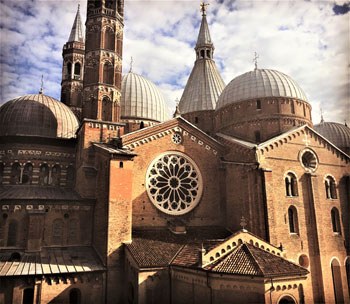 De basiliek van Sint-Antonius in Padua, de Italiaanse stad die door zijn prediking zo’n diepgaande bekering onderging.