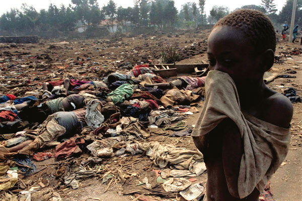 Eén van de donkerste bladzijden uit de geschiedenis van de 20ste eeuw : de Rwandese volkerenmoord. Wie was er verantwoordelijk voor ? 
