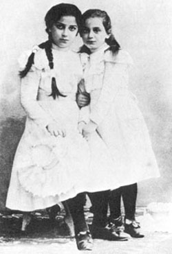De beide jongste kinderen rond 1899: links Erna, rechts Edith. 
