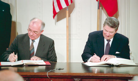 Op 8 december 1987 ondertekenden Michail Gorbatsjov en Ronald Reagan het verdrag van Washington