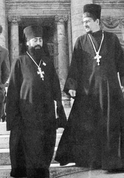 De twee waarnemers van de Russisch-orthodoxe kerk vóór de Sint-Pietersbasiliek.