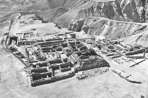 De ruïnes van het « klooster » van de Essenen in Qumrân. In de dorpen en nederzettingen aan de oevers van de Dode Zee, ver van de verdorvenheid in de steden, woonden « de meest godsdienstigen onder de Joden », de erfgenamen van de « armen van Israël » uit de tijd van de Babylonische ballingschap.
