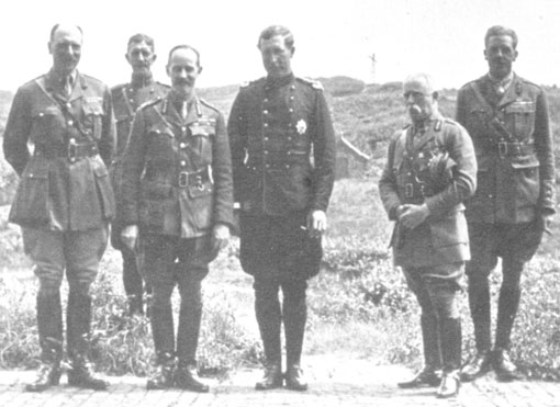 Britse officieren in De Panne, 27 juni 1915. Aan de linkerzijde van Albert veldmaarschalk French. Foto genomen door koningin Elisabeth.