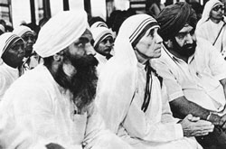 Moeder Teresa tussen de twee leiders van de sikh-gemeenschap (foto MISSI/Sunil Kumar Dutt)