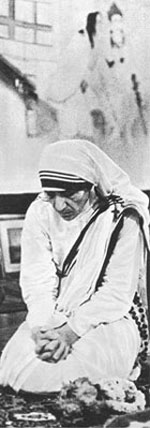De jubileumviering van 1975 : moeder Teresa in gebed verzonken vóór het beeld van Boeddha in de boeddhistische pagode van Calcutta (foto MISSI/Sunil Kumar Dutt).