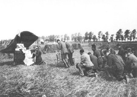Een aalmoezenier draagt aan het front het H. Misoffer op voor officieren en soldaten. Pervijze, zomer 1915. 