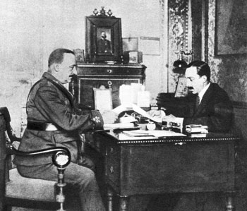 Koning Alfons XIII (rechts) pleegt overleg met generaal Primo de Rivera in zijn werkkamer in het koninklijk paleis. De staatsgreep van de generaal (1923) kon op de stilzwijgende steun van de vorst rekenen, omdat daardoor een einde werd gemaakt aan de anarchie waarin de parlementaire democratie Spanje dreigde te storten.