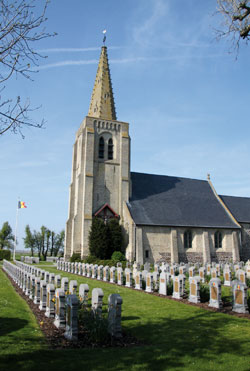 In Vlaamse velden : het oorlogskerkhof van Oeren, tussen Veurne en Alveringem. In de schaduw van de oude Sint-Pietersbandenkerk rusten 508 Belgische militairen. 