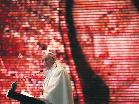 Paus Franciscus onder de liefdevolle blik van de H. Maagd van Guadalupe