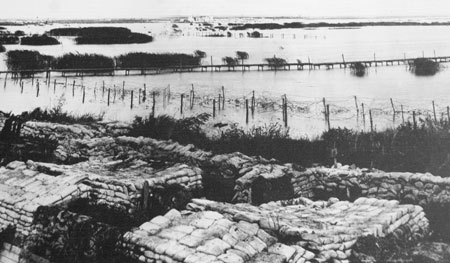 De ondergelopen IJzervlakte in 1916. Vier jaar lang beschermde het overstroomde gebied onze frontsoldaten tegen een Duitse doorbraak.