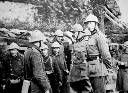 Koning Albert en generaal De Ceuninck aan het front. Eind 1915 konden de Belgen beschikken over een eigen versie van de Franse casque Adrian.