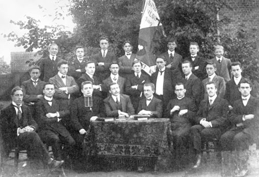 In 1909 vierde « Temsche voorwaarts », de plaatselijke afdeling van het Algemeen Katholiek Vlaams Studentenverbond, zijn tiende verjaardag. Edward zit vooraan, tweede van links. Twee van zijn beste vrienden waren ook lid : Adolf Poort (zittend, tweede van rechts) en Karel De Schaepdrijver (middelste rij, derde van links).