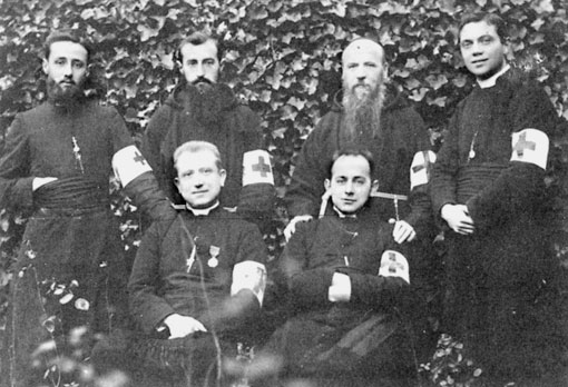 De brancardiers van het Leuvense Sint-Thomashospitaal in december 1914. Uiterst rechts de 24-jarige Edward. Zittend rechts Hendrik Lamiroy, de latere bisschop van Brugge.