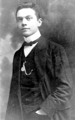 Edward in het laatste jaar van zijn humaniora aan het kleinseminarie van Sint-Niklaas (1908).