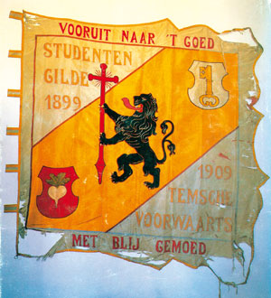 De bondsvlag van Temsche voorwaarts : « Alles voor Vlaanderen, Vlaanderen voor Kristus » ! Edward werd voorzitter (hoofdman) in 1912 en bleef dat tot aan zijn priesterwijding in 1916.