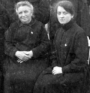 Moeder Poppe en haar dochter Marie in Moerzeke.