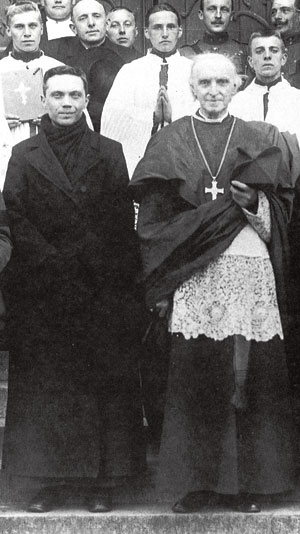 Priester Poppe naast kardinaal Mercier.
