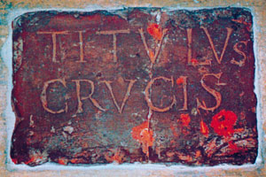 De sluitsteen met de vermelding TITVLVS CRVCIS, waarachter de relikwie tussen 1140 en 1492 verborgen bleef in een muur van de H. Kruiskerk.