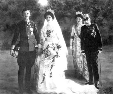 Aartshertog Karel en prinses Zita van Bourbon-Parma op hun huwelijksdag, 21 oktober 1911. Rechts hertogin Maria Antonia, de moeder van de bruid, en keizer Frans-Jozef.