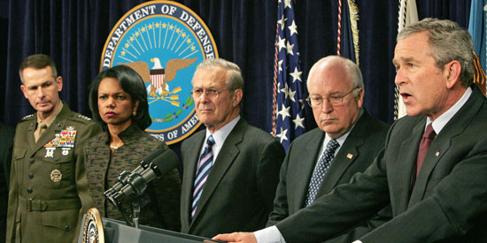 President George W. Bush met Condoleezza Rice, Donald Rumsfeld en Dick Cheney.
