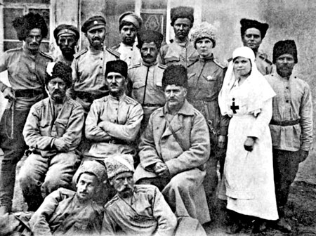 Soldaten en een verpleegster van het Witte Leger op de Krim. 