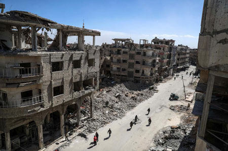 Oost-Ghouta, waar terroristen alawitische en christelijke gevangenen in ijzeren kooien op de daken van de appartementsgebouwen opsloten, als menselijk schild.