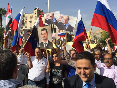 Syriërs komen op straat om hun steun te betuigen aan hun president en aan Vladimir Poetin.