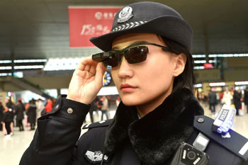 Sinds kort experimenteert de Chinese politie met brillen voorzien van scans voor gelaatsherkenning.