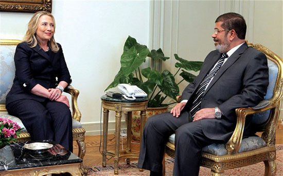 Opdracht volbracht: een tevreden lachende Hillary Clinton ontmoet in juli 2012 in Caïro president Mohammed Morsi, een Moslimbroeder aan de macht gebracht door de subversieve activiteiten van de VS.