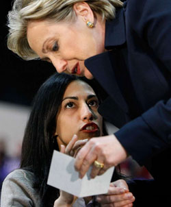 Huma Abedin, de rechterhand van Hillary Clinton, komt uit een gezin dat een belangrijke rol speelt in de Moslimbroederschap.
