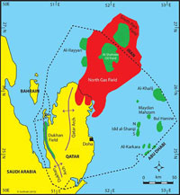 Grotendeels binnen de territoriale wateren van Qatar ligt het grootste gasveld ter wereld (in het rood), ontdekt in 1971: het North Gas Field of North Dome. Een kleiner stuk ervan, South Pars, is eigendom van Iran.