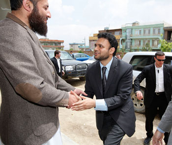 Rashad Hussain (midden), in 2010 door Obama benoemd tot speciale afgezant, op bezoek in Afghanistan.