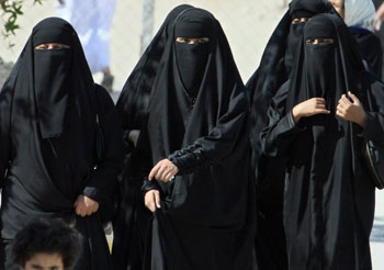 Saoedische vrouwen. In het wahhabitisch koninkrijk is de islamitische wet (sharia) in al zijn gestrengheid van kracht.