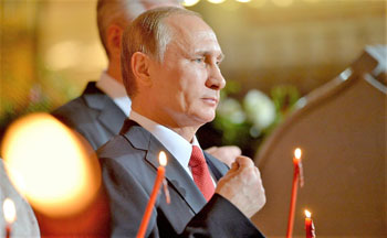 De Russische president belijdt in het publiek zijn orthodox geloof.