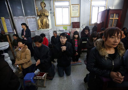 Gelovigen van de ondergrondse katholieke Kerk tijdens een Mis in Tianjin (november 2013).