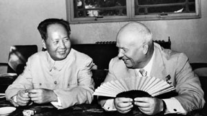 Goede maatjes: Mao Zedong en Sovjetleider Nikita Chroesjtsjov in augustus 1958.