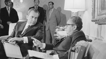 President Richard Nixon in gesprek met Henry Kissinger, het brein achter de Amerikaanse politiek in de jaren 1970… en nog lang daarna.
