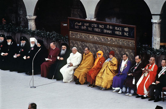 Paus Joannes-Paulus II op de interreligieuze ontmoeting in Assisi ( 1986 ) : “ ieder zijn waarheid ”, in tegenspraak met het woord van de Heer : « Ik ben de Weg, de Waarheid en het Leven. » ( Jo 14, 6 ). 